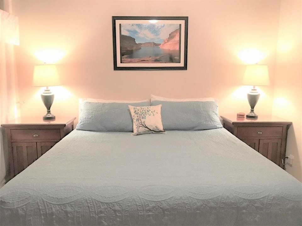 Local VIEW- Pet Friendly- BOAT Parking- Better than a suite- have a house! House in Page
