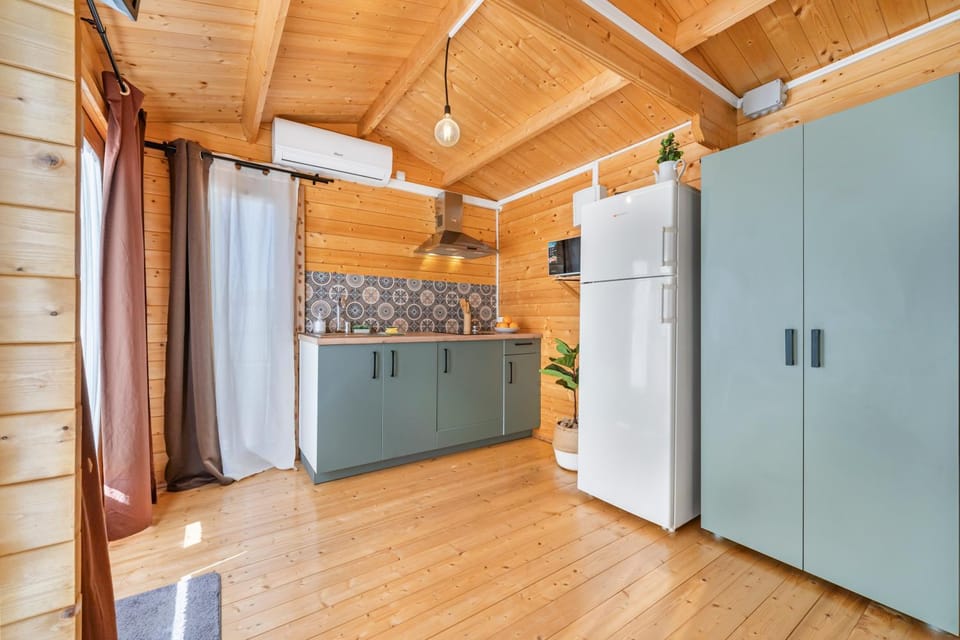 Kitchen or kitchenette, wardrobe, air conditioner