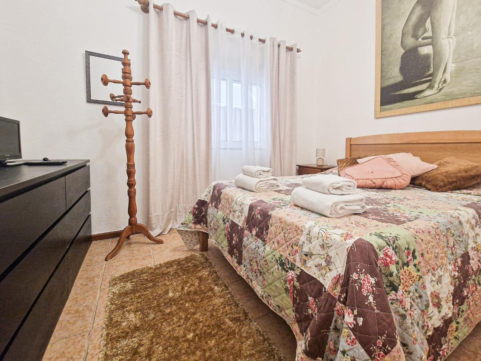Bed, Photo of the whole room, Bedroom, air conditioner