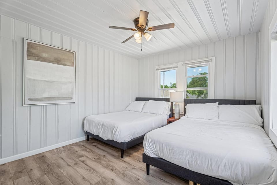 6BR Home 10 mins State Fair, Sleeps 14 House in Oklahoma City