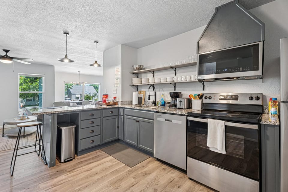 Coffee/tea facilities, dishwasher, microwave, stove, toaster