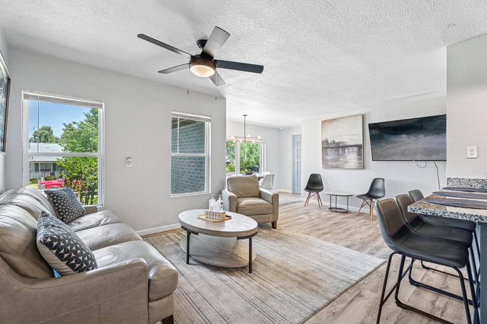 6BR Home 10 mins State Fair, Sleeps 14 House in Oklahoma City