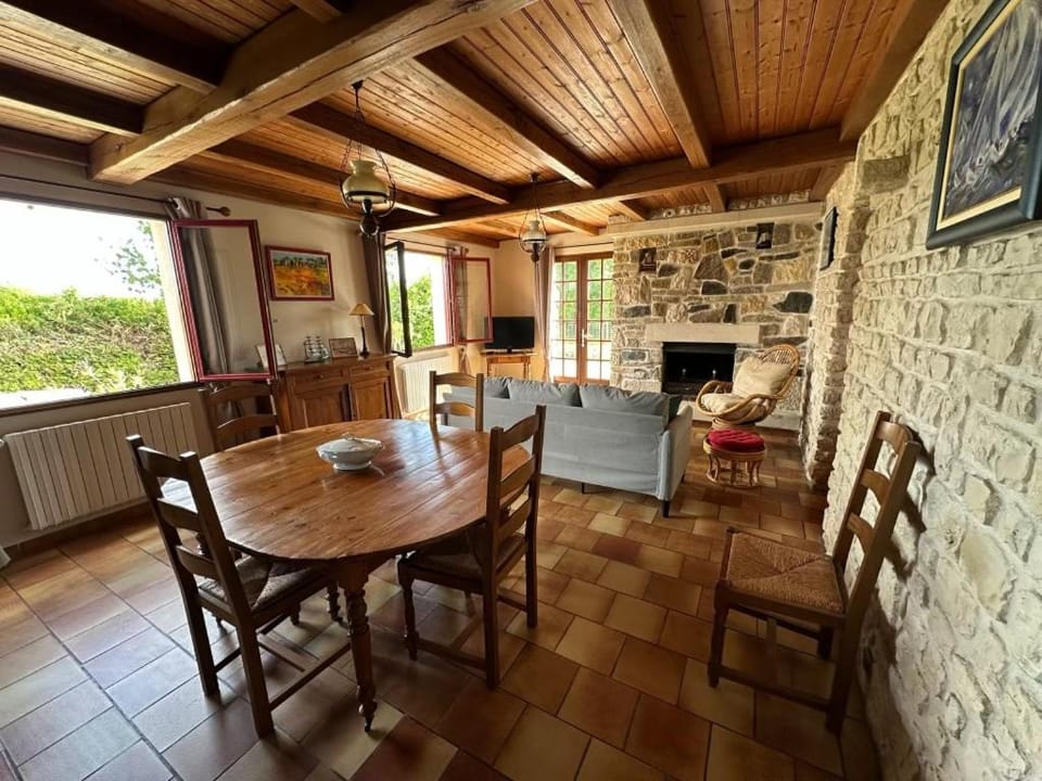 TV and multimedia, Living room, Seating area, Dining area