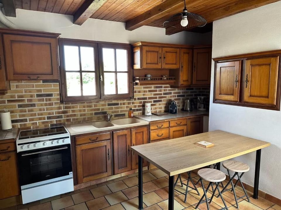 Kitchen or kitchenette, Dining area, dishwasher, oven, stove