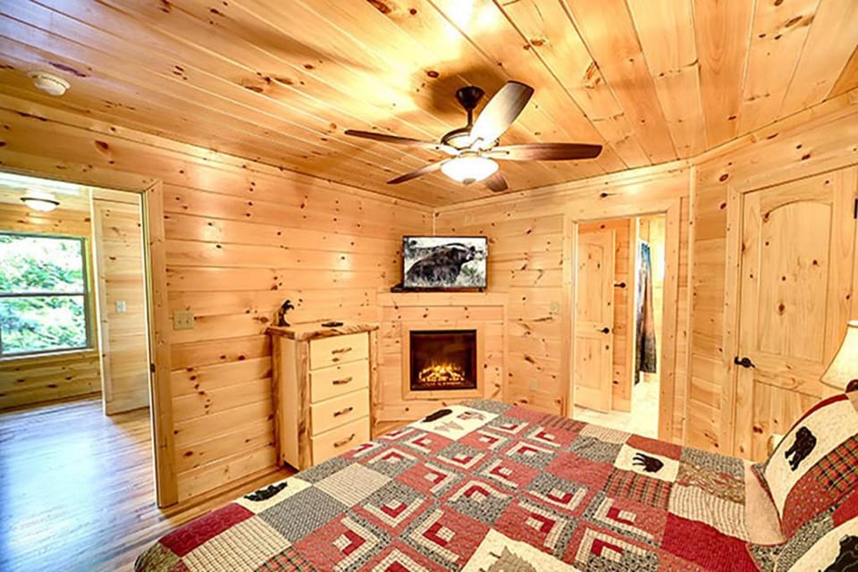 Mama Bears Den by Venture Smoky Mountains House in Gatlinburg