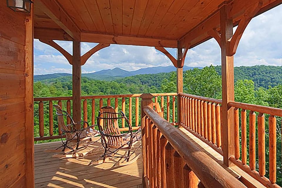 Mount LeConte Mansion by Venture Smoky Mountains House in Gatlinburg