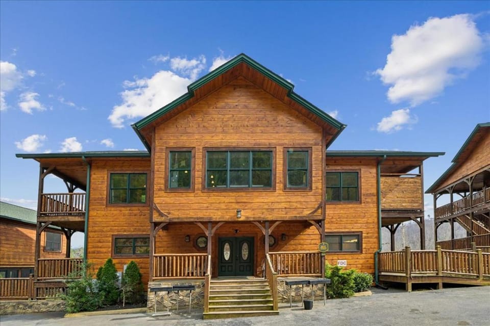 Mount LeConte Mansion by Venture Smoky Mountains House in Gatlinburg