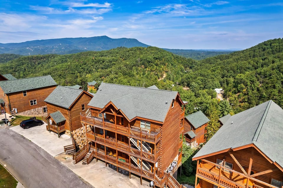 Mountain Paradise Lodge by Venture Smoky Mountains House in Pigeon Forge
