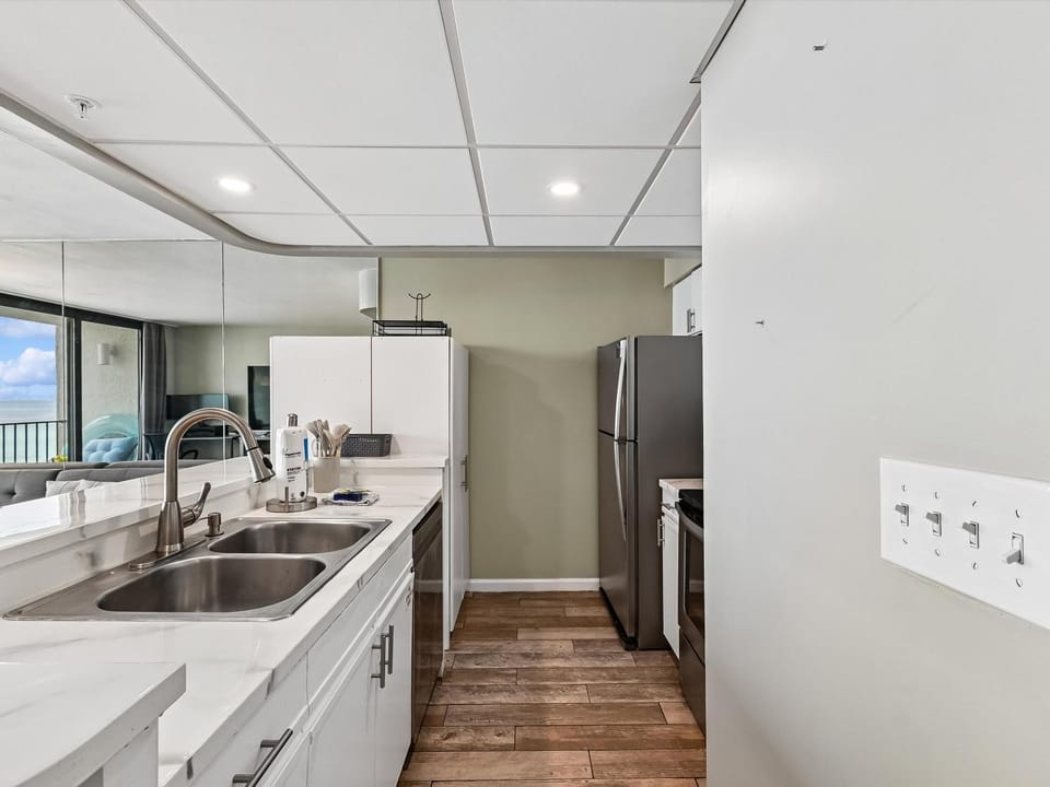 View (from property/room), Kitchen or kitchenette, Sea view, microwave, oven, stove, kitchen