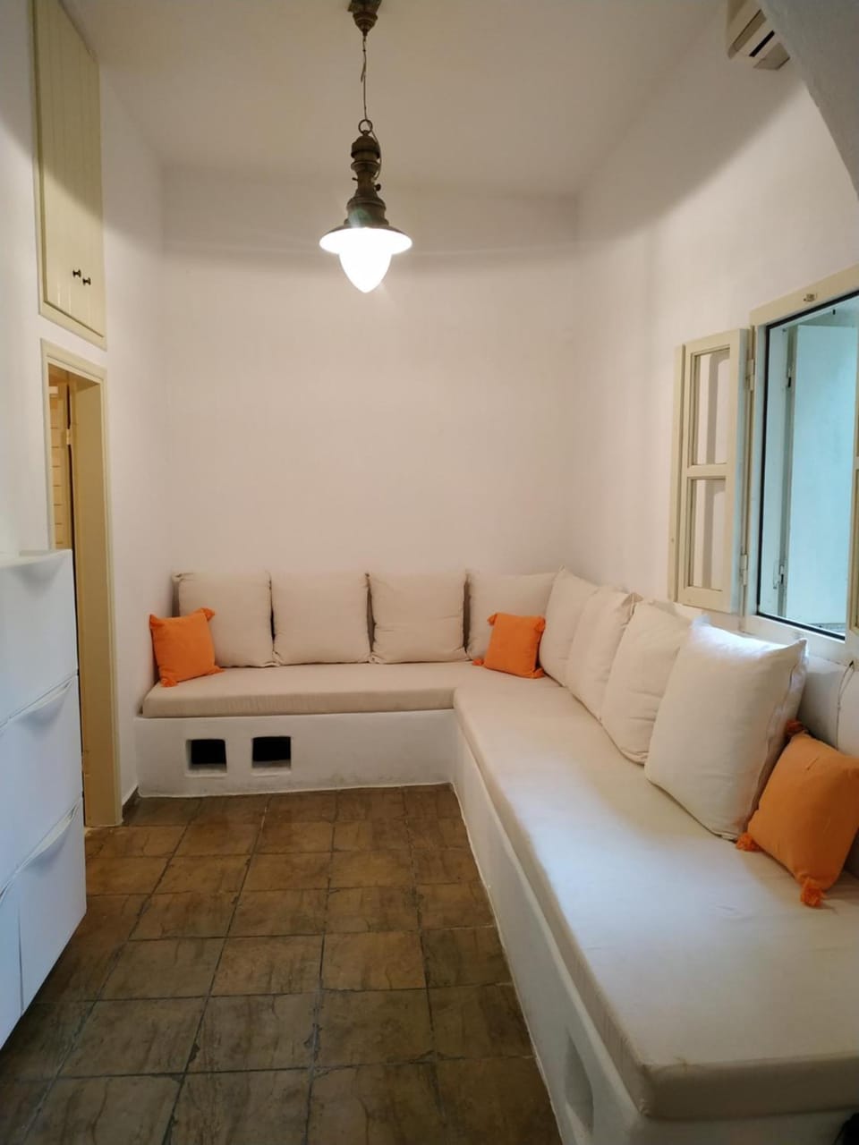 Photo of the whole room, Seating area