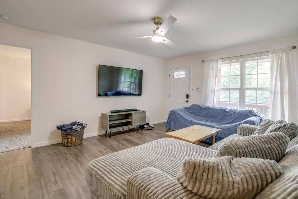 Commuter-Friendly Home: 3 Mi to Dtwn Knoxville! House in Knoxville