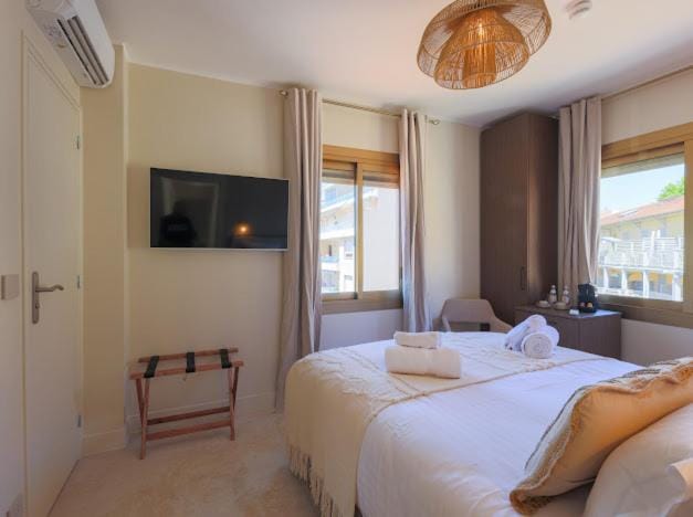 Bed, TV and multimedia, Photo of the whole room, Bedroom