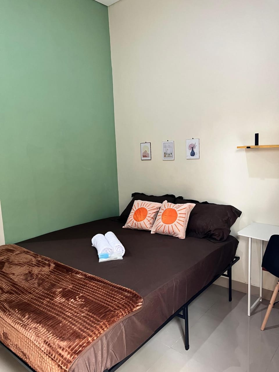 Bed, Living room, Photo of the whole room, Seating area, Bedroom, towels