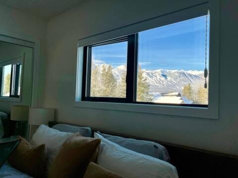 Bedroom, Mountain view