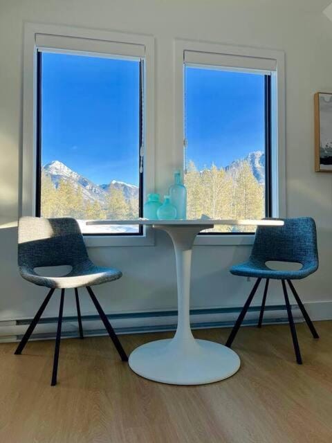 Living room, Dining area, Mountain view