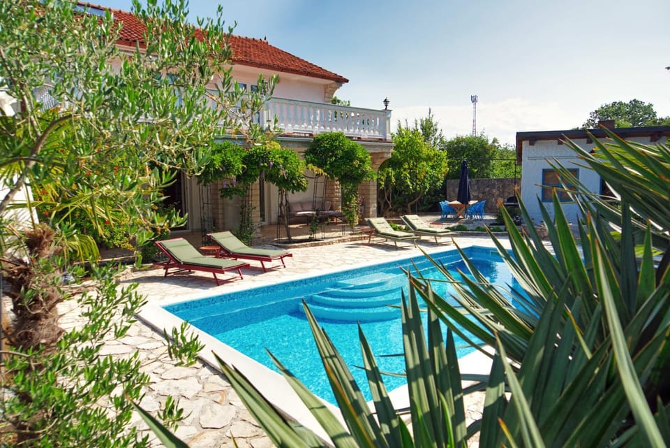 Property building, Garden, Swimming pool, sunbed