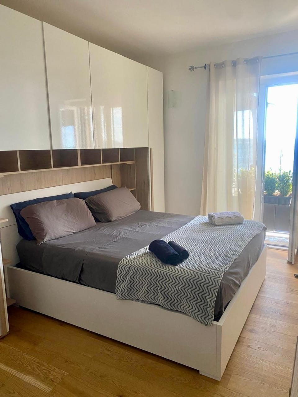 Bed, Bedroom, towels