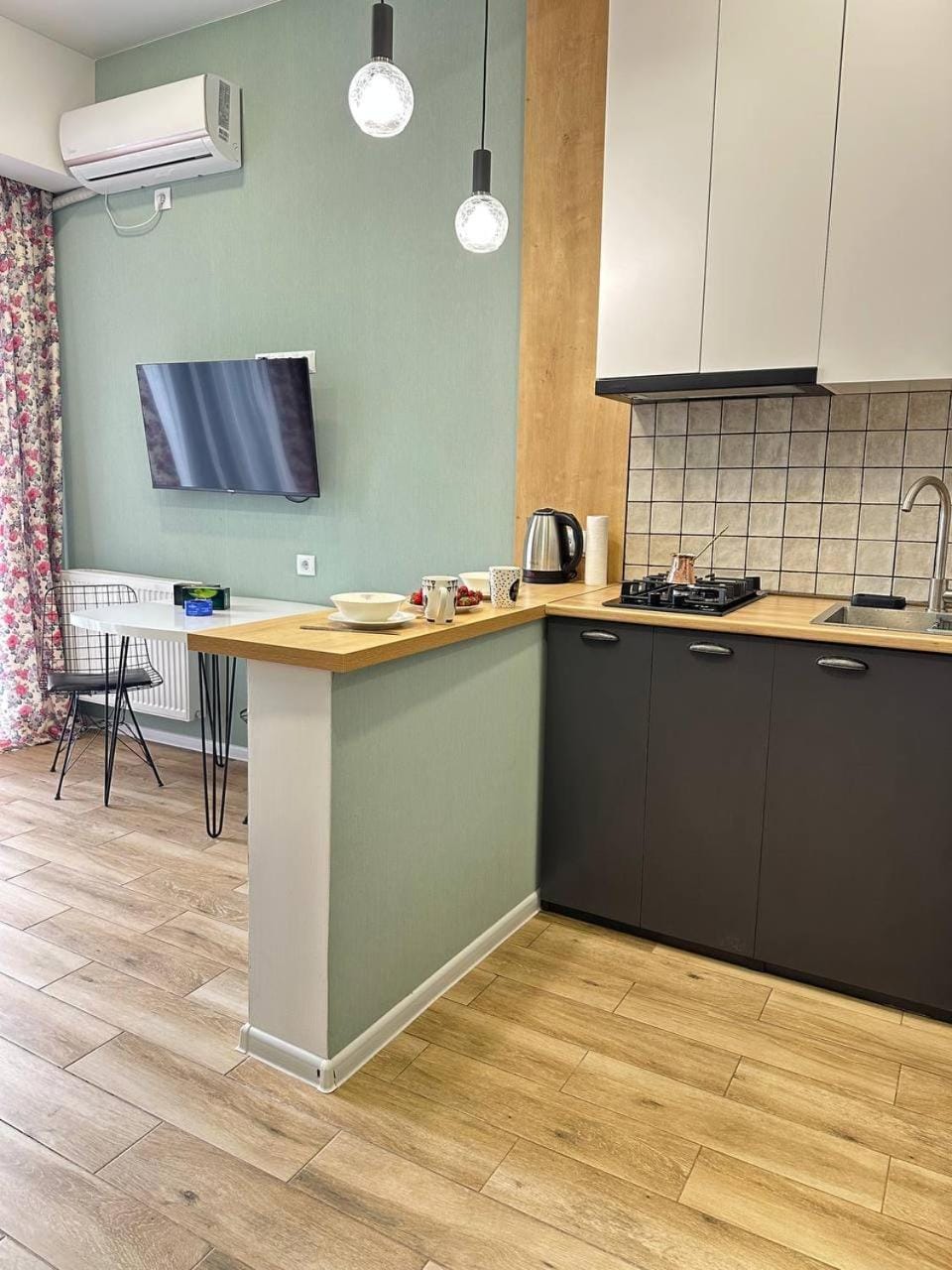 TV and multimedia, Kitchen or kitchenette, Dining area, stove