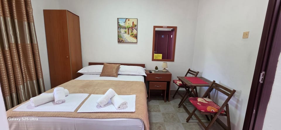 Bed, Photo of the whole room, Seating area, Dining area, Bedroom, towels, wardrobe