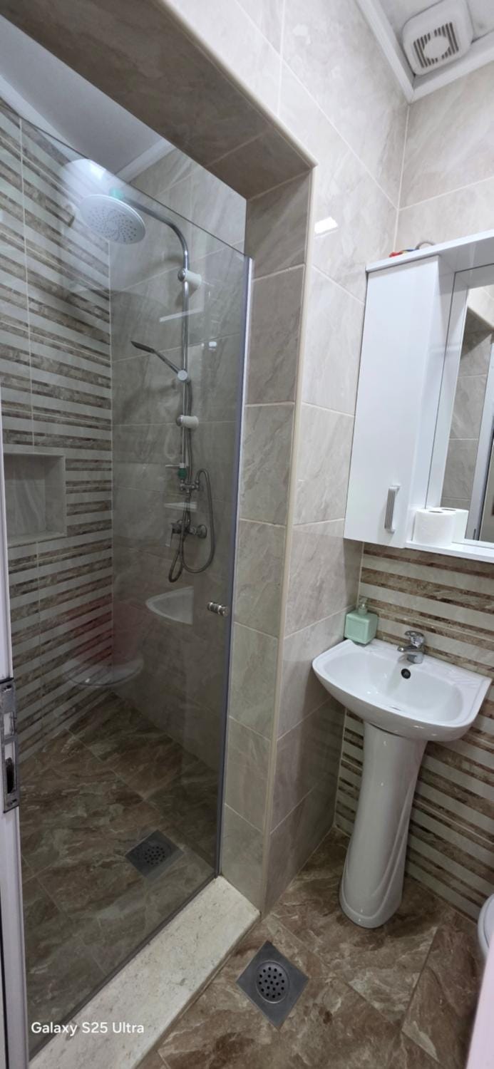 Shower, Toilet, Bathroom, towels