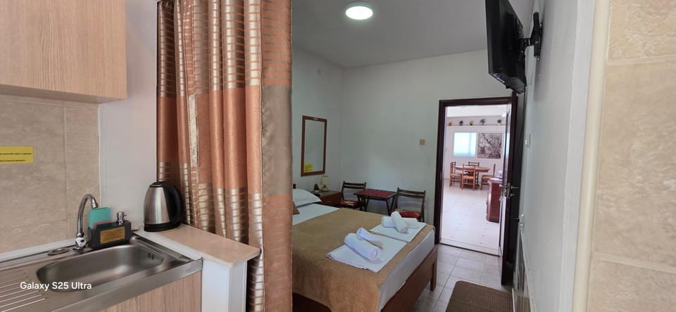 Bed, TV and multimedia, Kitchen or kitchenette, Photo of the whole room, Bedroom, minibar, oven