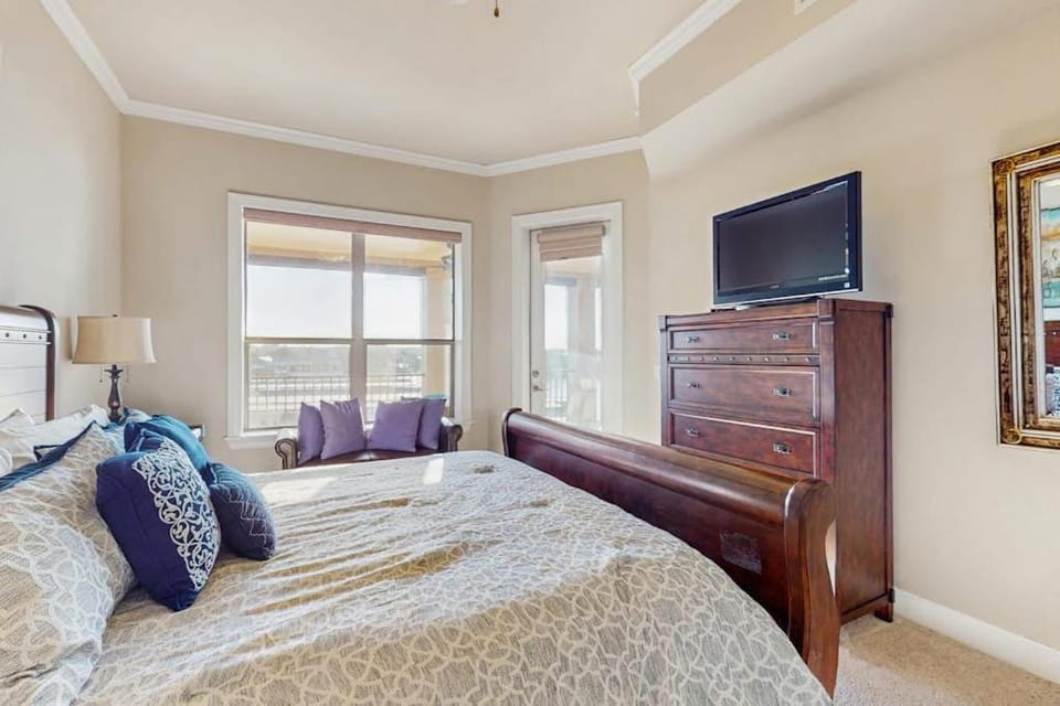 Bed, TV and multimedia, Bedroom