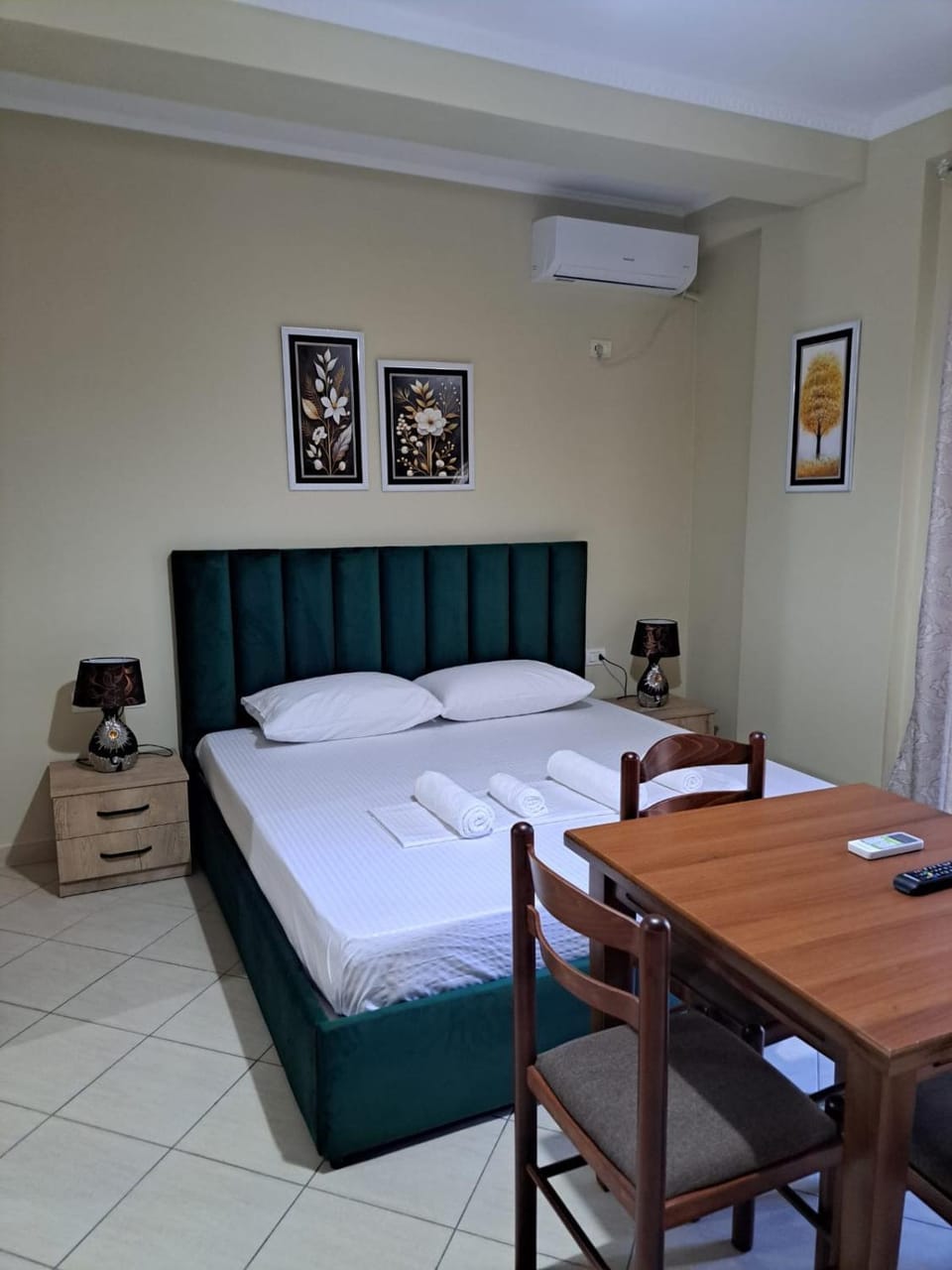 Bedroom, air conditioner