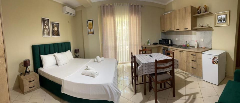 Bed, Living room, Photo of the whole room, Dining area