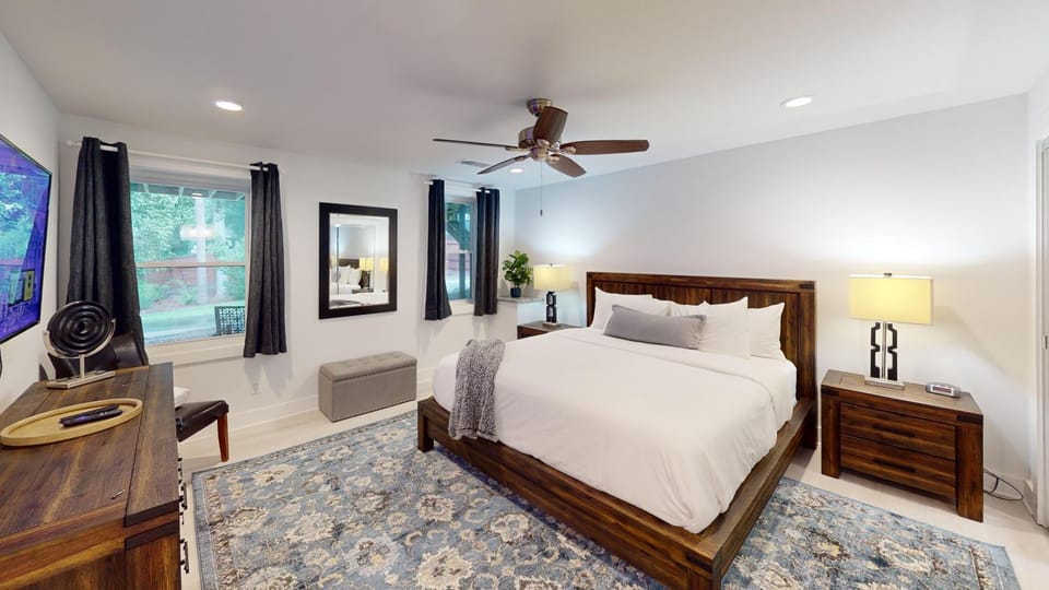 Modern 2BR Retreat Near Emory & Downtown ATL House in Chamblee