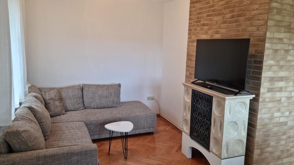 Communal lounge/ TV room, TV and multimedia, Living room, Seating area, Evening entertainment