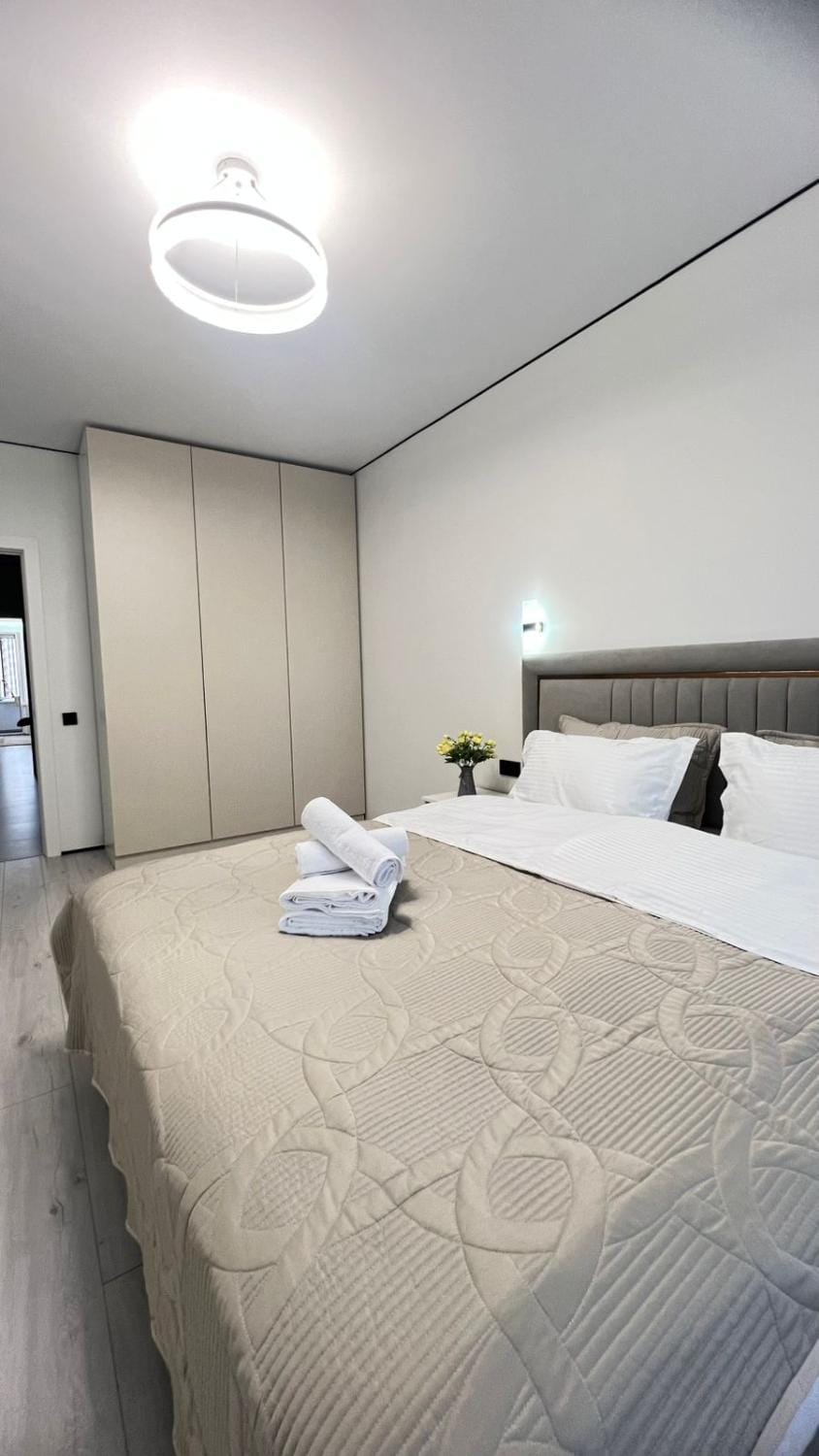 Bed, Photo of the whole room, Bedroom, towels