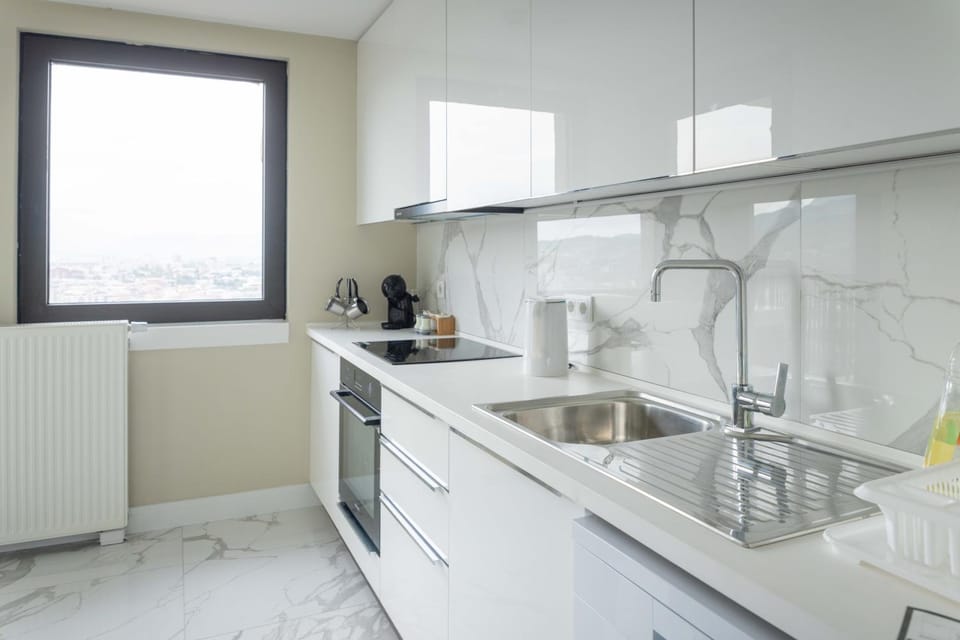 Coffee/tea facilities, Kitchen or kitchenette, dishwasher, oven, stove
