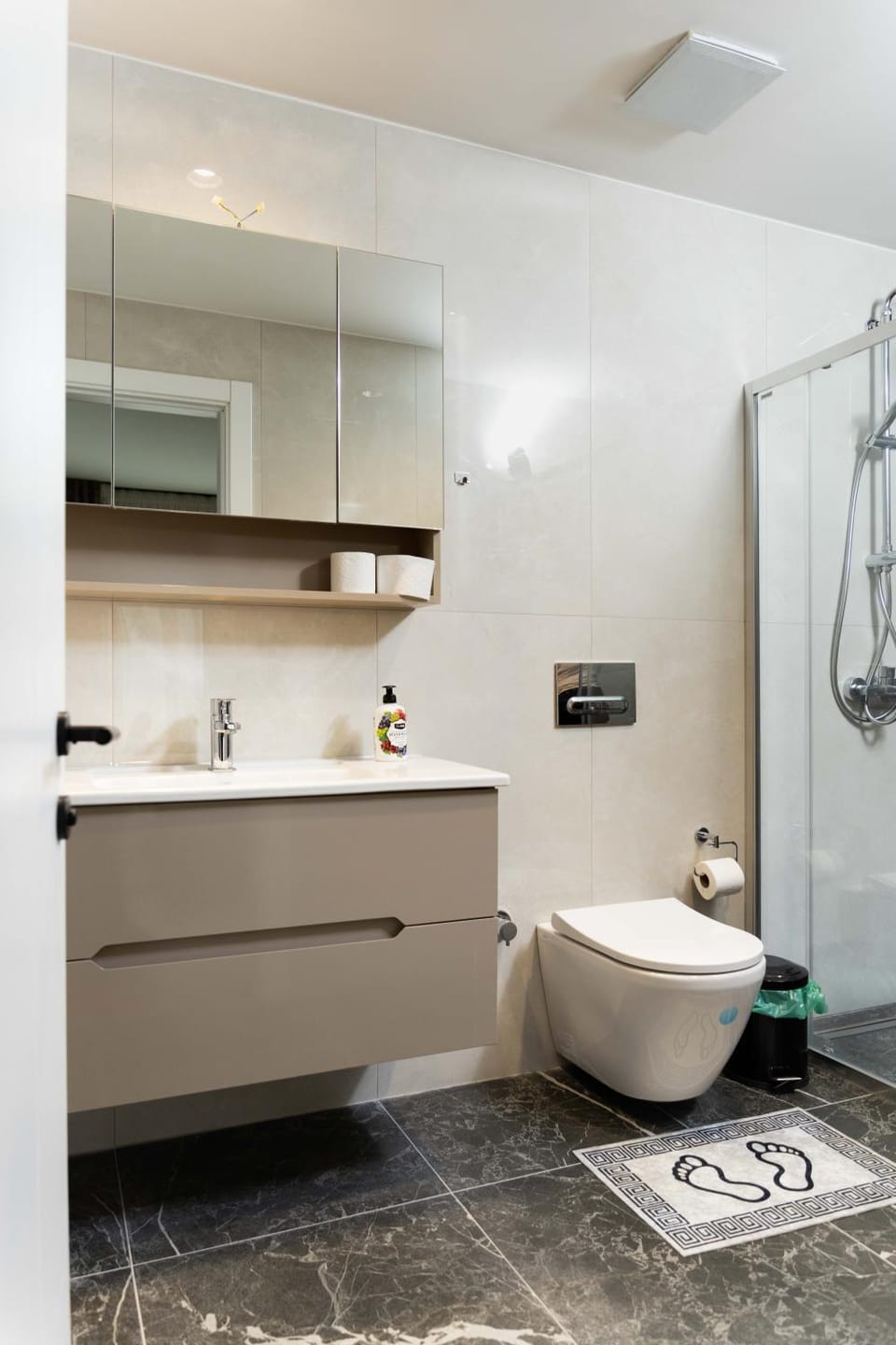 Shower, Toilet, Bathroom, towels