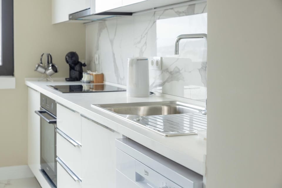 Coffee/tea facilities, Kitchen or kitchenette, dishwasher, oven, stove