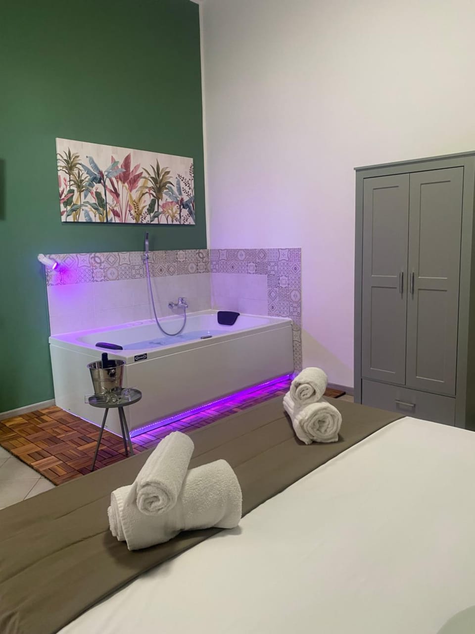 Bed, towels