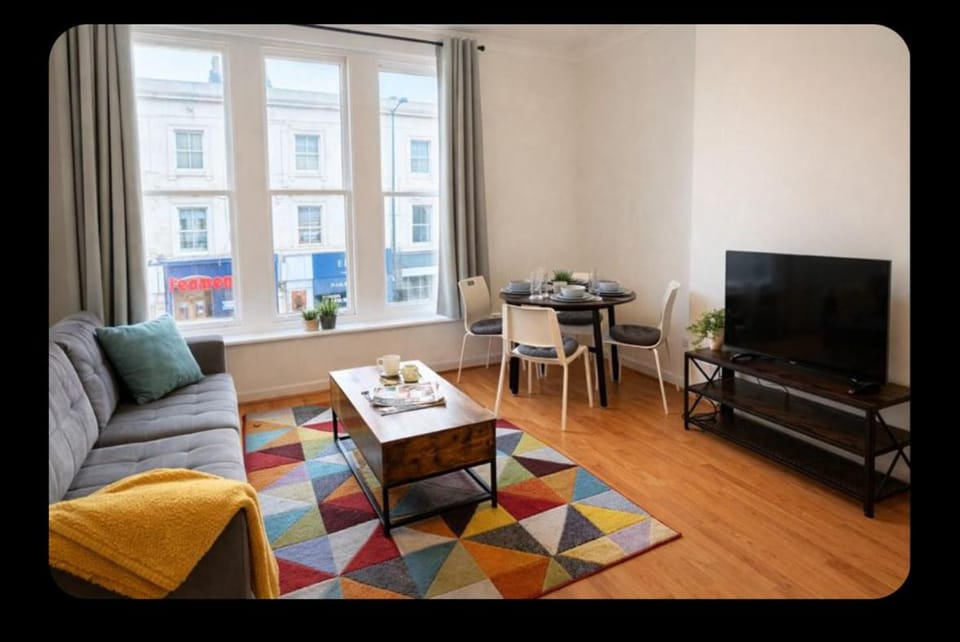 Communal lounge/ TV room, TV and multimedia, Living room, Seating area, Dining area