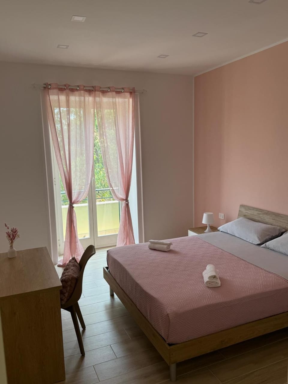 Property building, Bed, Photo of the whole room, Bedroom, towels