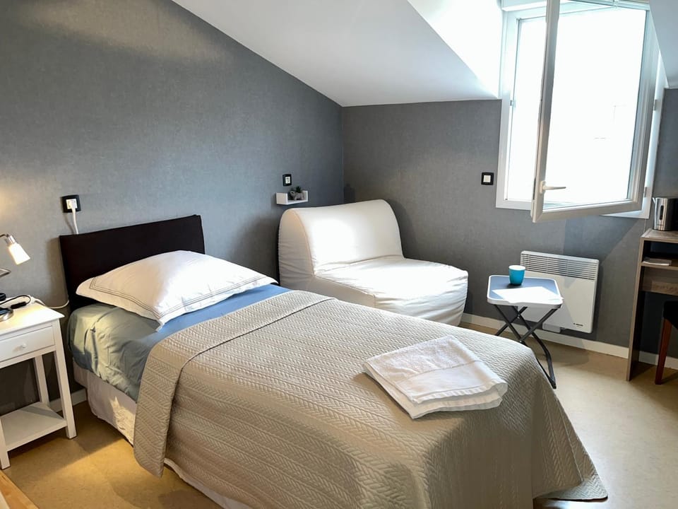 Bed, Photo of the whole room, Bedroom, towels