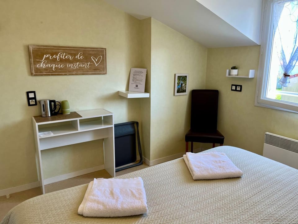 Bedroom, towels