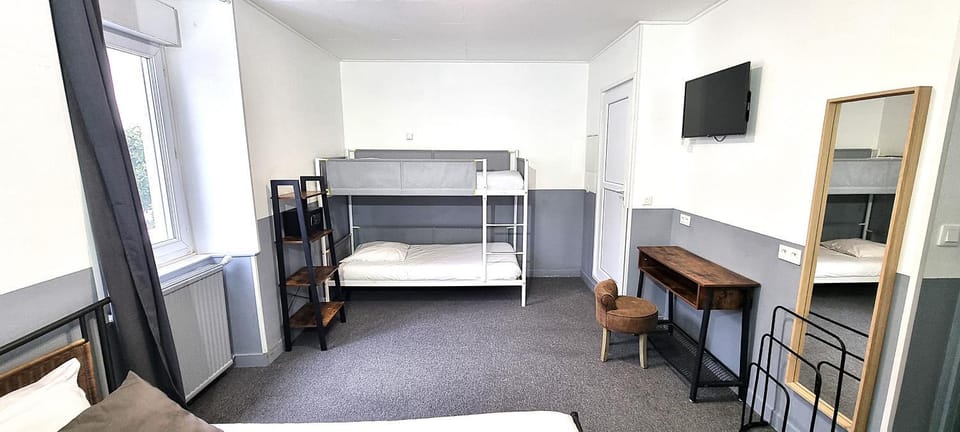 Bed, TV and multimedia, Photo of the whole room, Bedroom, bunk bed, hair dresser, wardrobe