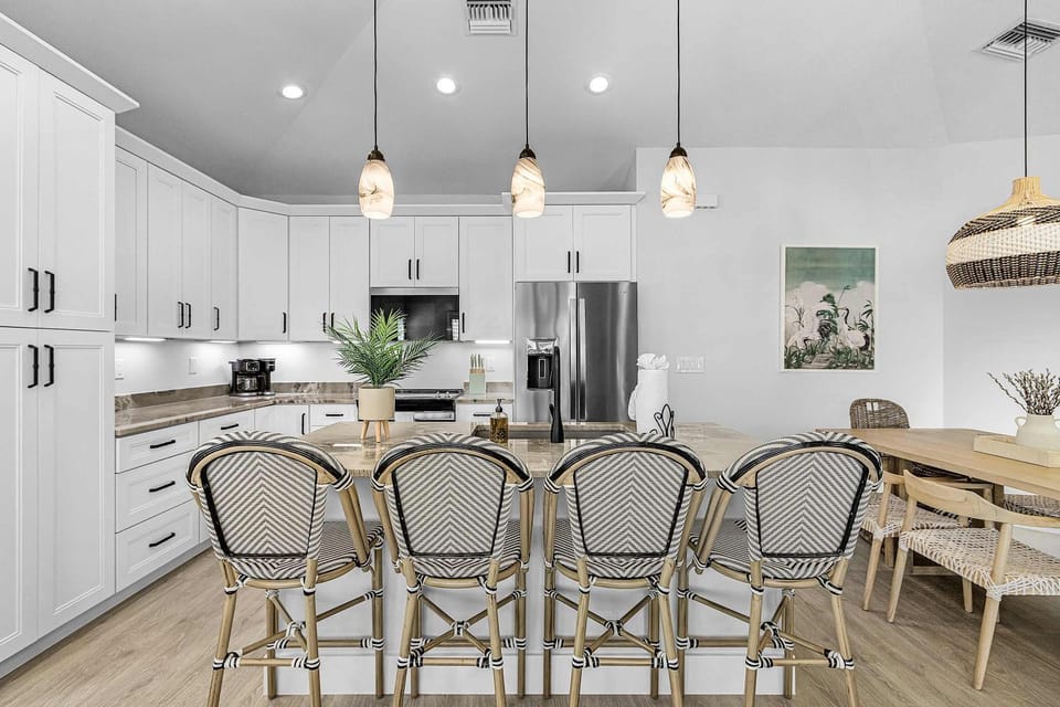 Just Beachy Pool 2 Kings 3 Min to Beach House in Estero Island
