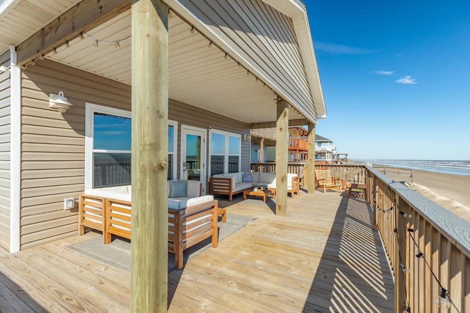 Direct Beach Access Beachfront House in Surfside Beach
