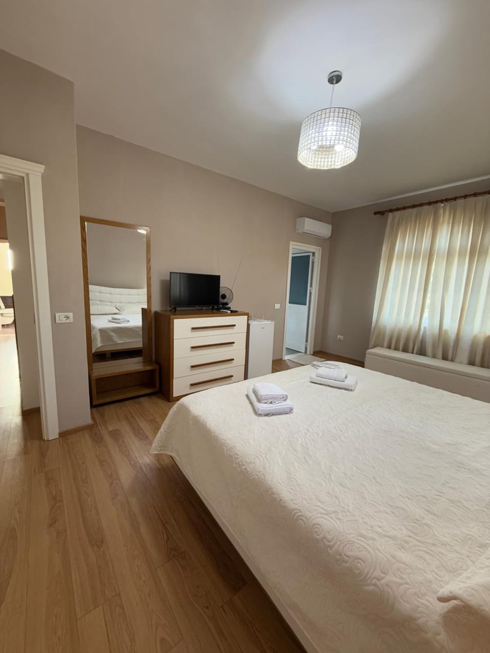 Bed, TV and multimedia, Photo of the whole room, Bedroom, towels, wardrobe