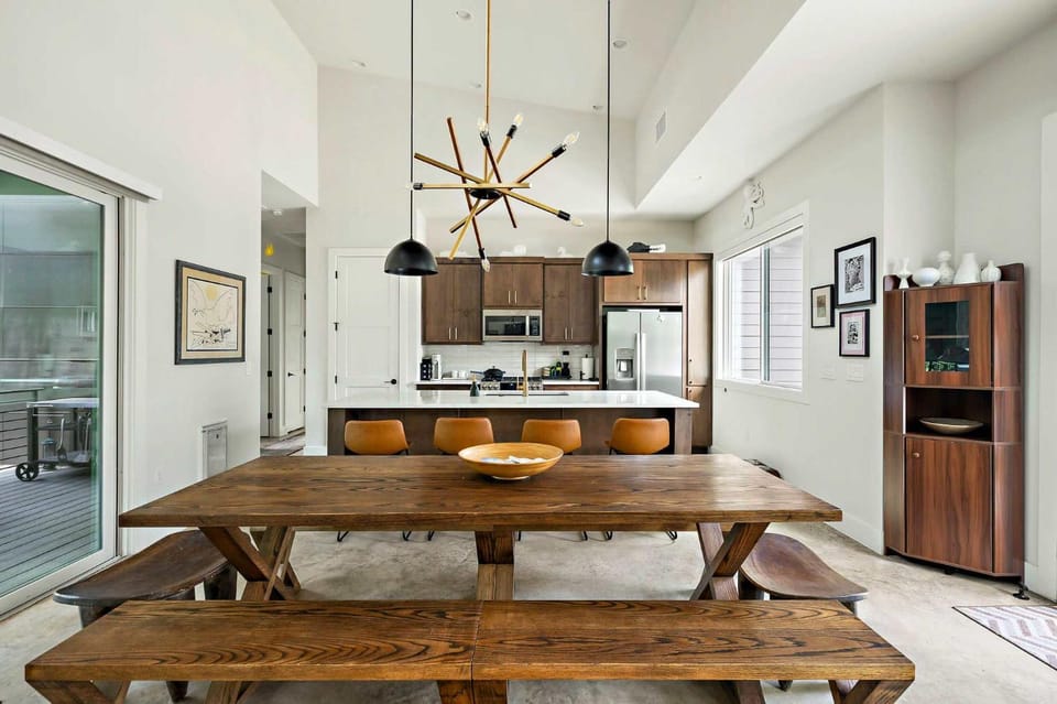 Kitchen or kitchenette, Dining area