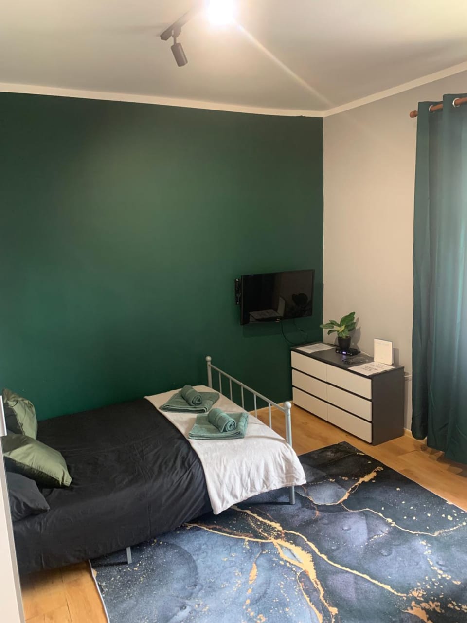 Communal lounge/ TV room, Bed, TV and multimedia, Photo of the whole room, Bedroom