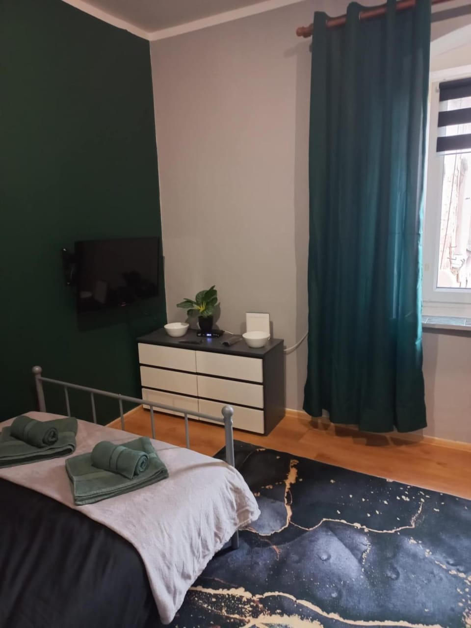 Bed, TV and multimedia, Bedroom
