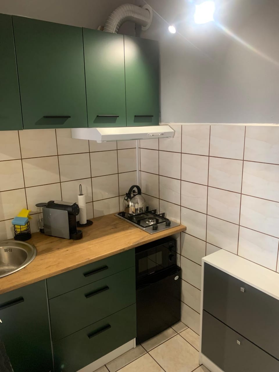 Coffee/tea facilities, Kitchen or kitchenette, stove