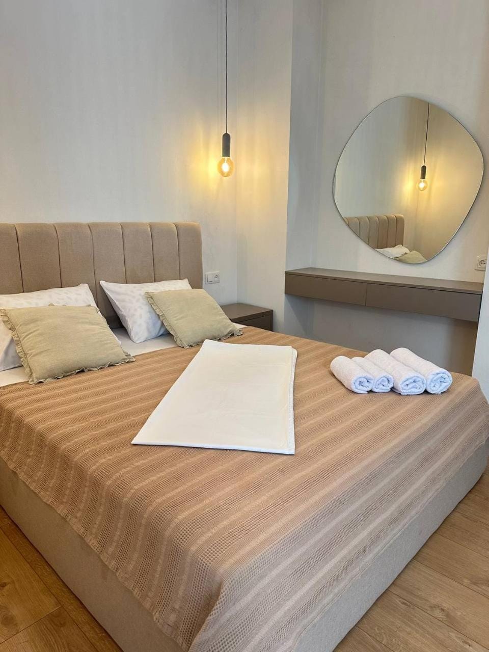 Bed, Bedroom, towels