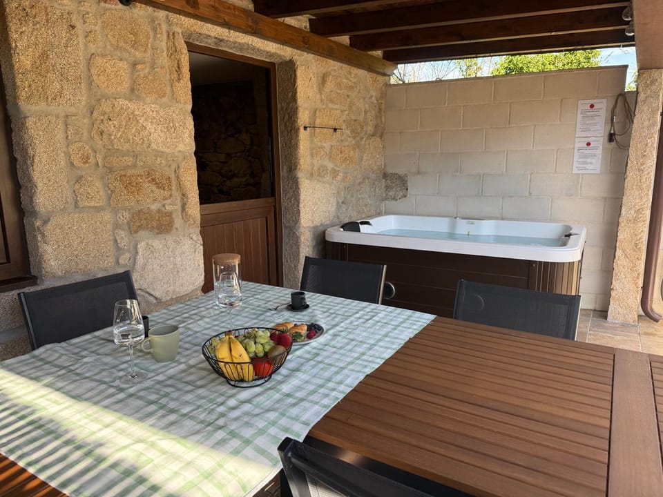 Hot Tub, Dining area
