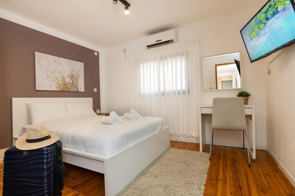 Bed, TV and multimedia, Bedroom, air conditioner
